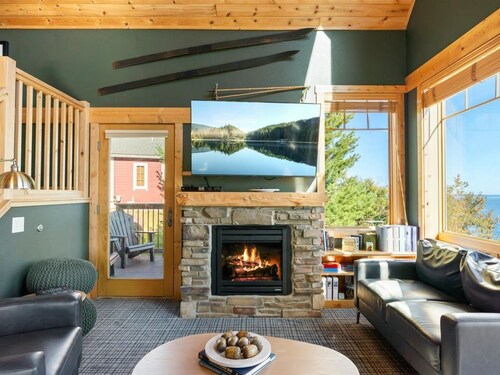 Northwoods 3-Bedroom Cottage at Cove Point Lodge - Lake Superior Views!