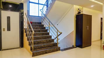 Una escalera con barandillas de metal y escalones de granito que conducen a una plataforma.