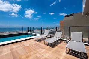 A rooftop pool area with lounge chairs and a view of the beach. - Studio w/ Ocean View 830m From Beach Jdn1016 (Salvador)