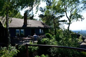 A house with a balcony overlooking a forested area. - Holiday Home 'Haus Am Stein - 2' with Mountain View, Private Terrace and Wi-Fi (Königstein)