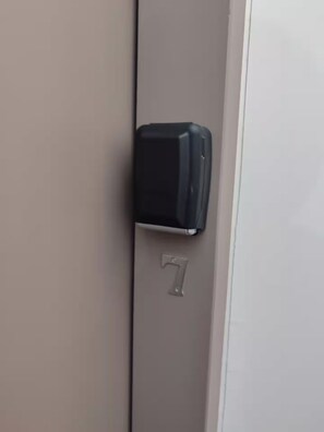 A door with a black intercom device and a metallic number '7' indicating room number. - Apartment second floor Chartrons area of Bordeaux (Bordeaux)