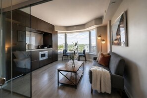 Eine moderne Wohnung mit Küche, Essbereich und Wohnzimmer.
