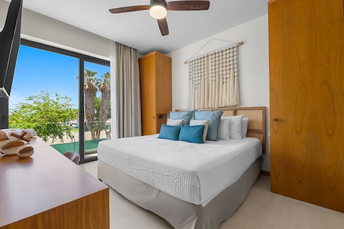 2BR Near the Ocean With Pool, Gym, Wifi, and Full Kitchen