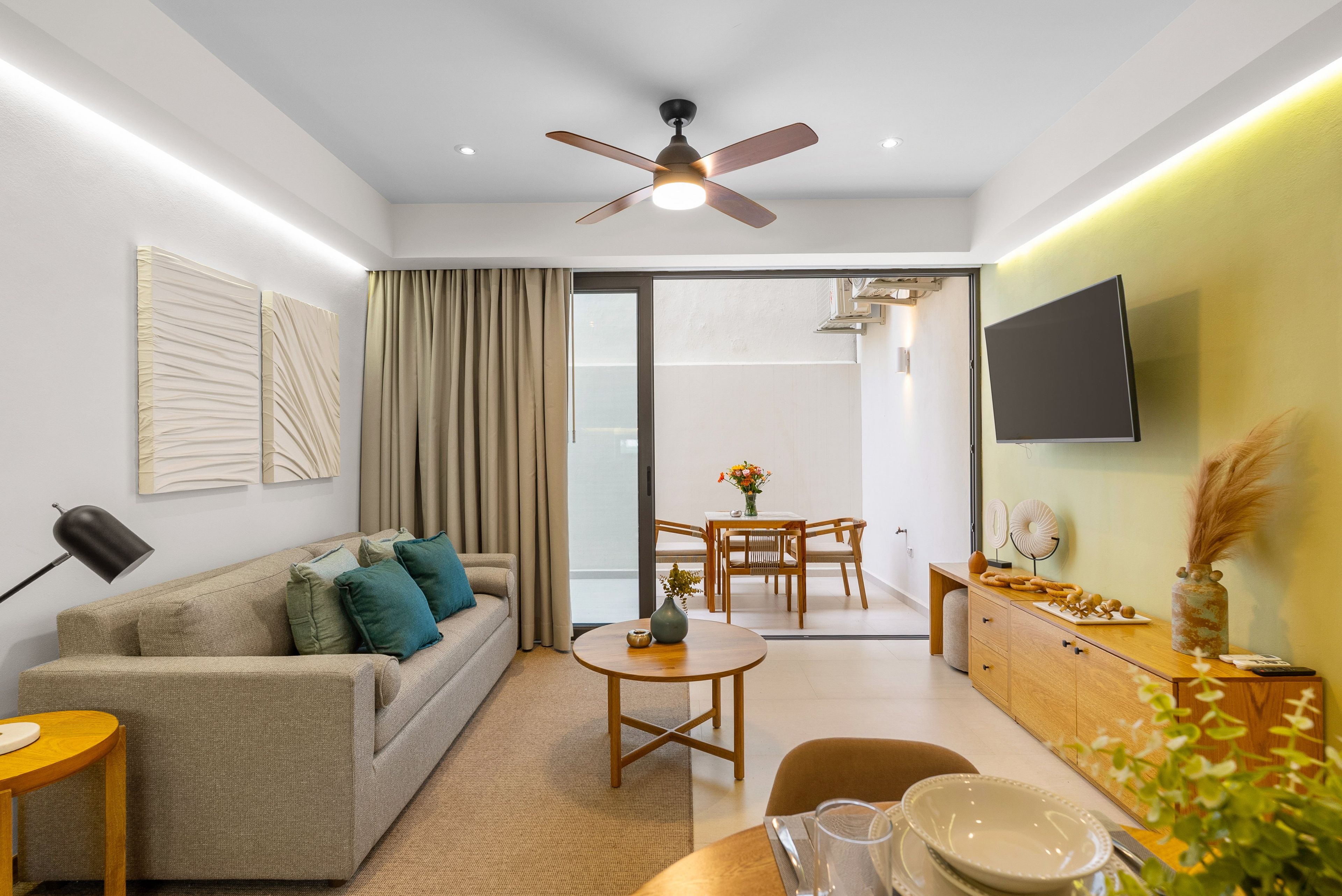 Una sala de estar moderna con sofá, mesa de centro y comedor.