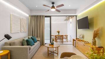 Una sala de estar moderna con sofá, mesa de centro y comedor.
