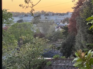 A residential area with houses, trees, and a stone wall. - The Snug | Boutique Stay Clifton Village | Parking (Bristol)
