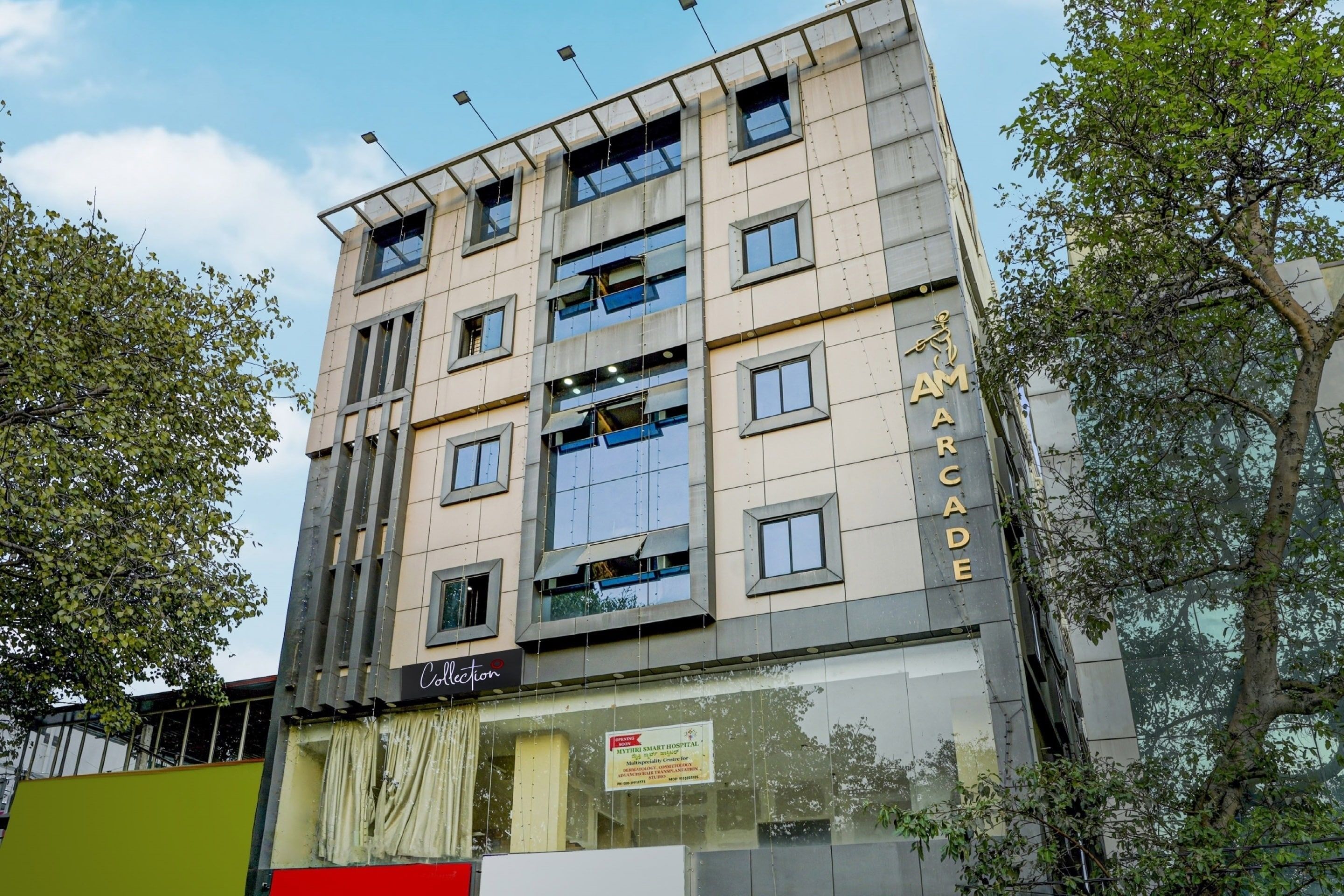 Un edificio de varios pisos con un cartel que indica 'AMARCADE' en la fachada.