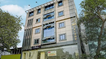 Un edificio de varios pisos con un cartel que indica 'AMARCADE' en la fachada.