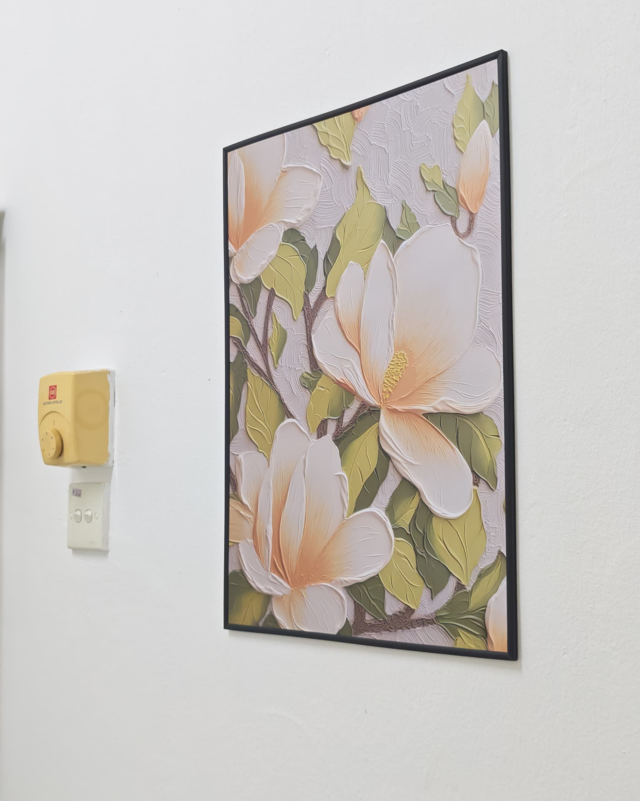 Une œuvre d’art représentant des fleurs, fixée au mur.