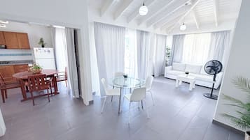 Un espacio habitable moderno con comedor, cocina y zona de estar.