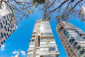 A high-rise building with multiple floors, large windows, and a modern architectural design. - Apartment With Terrace in Condominium Fli0022 (São Paulo)