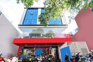 Local comercial con un letrero de hotel llamado 'Silver House' y un escaparate visible con diversos artículos a la venta.