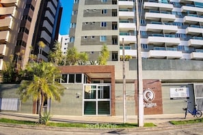A modern building with a sign for 'Lima' and a bicycle parked outside. - Apt. in Condo. w/ Pool 390m From Beach Srs1005 (Maceió)