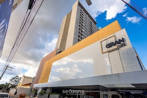 A modern building with a prominent 'GRAN LIFE' sign, a large glass facade, and a 'seozone' logo. - Apt. in Condo. w/ Pool and City View Grlb0801 (Anapolis)