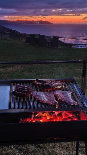 A grill with meat and vegetables, set against a sunset view. - Country house between the sea and the mountains—pets welcome!—with direct access to the beach (Caravia)