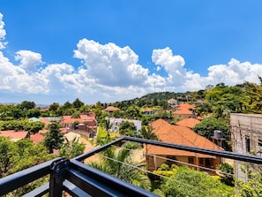 Un quartier résidentiel avec des maisons, de la verdure et un ciel dégagé.