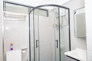 Bathroom - Cozy 1-bedroom apartment in charming Nairobi with fitness room (Nairobi)