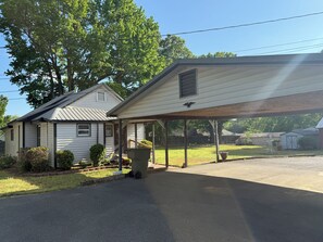 A residential property with a covered porch, a detached garage, and a well-maintained lawn. - GUNILLA's VILLA - The heart of downtown with privacy near LAKE NORMAN (Mooresville)