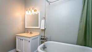 2 - Historic Suite w/Clawfoot Tub & Balcony Access (Churchville)