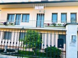 Un edificio de dos pisos con un letrero que indica una posada.