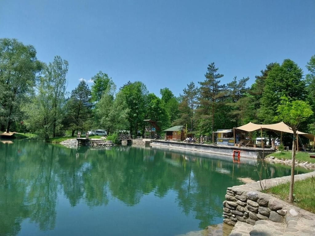 Un entorno tranquilo junto al lago, con un muro de piedra y un pequeño muelle.