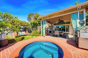 A backyard with a swimming pool, patio furniture, and a barbecue area. - Encinitas by the Beach - Outdoor Delight (Encinitas)