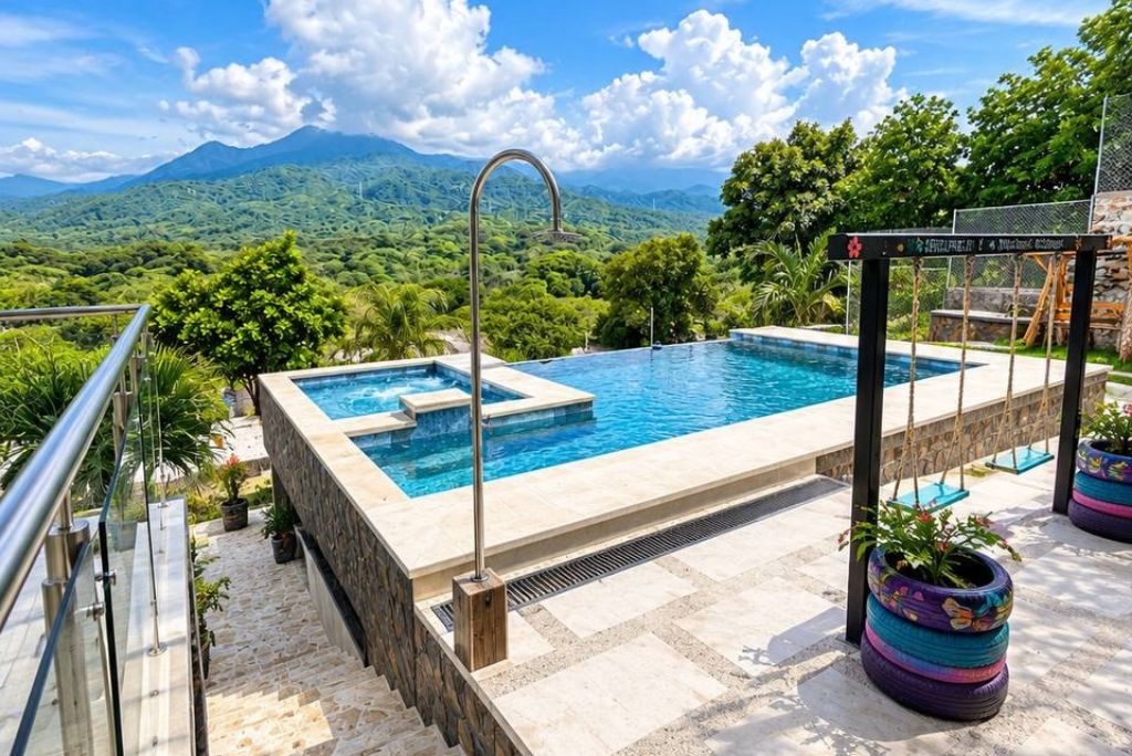 Piscina rectangular al aire libre con hidromasaje integrado, rodeada de escalones de piedra y plantas en macetas.
