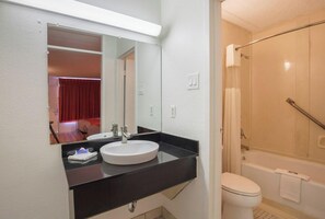Bathroom - Econo Lodge Tifton (Tifton)