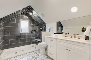 Bathroom - Bold, Colorful Austin Retreat, Sleeps 9, Mins to Downtown, UT & Moody Center (Austin)