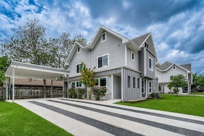 Exterior - Bold, Colorful Austin Retreat, Sleeps 9, Mins to Downtown, UT & Moody Center (Austin)