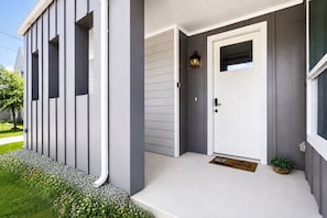 Exterior detail - Bold, Colorful Austin Retreat, Sleeps 9, Mins to Downtown, UT & Moody Center (Austin)