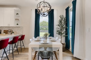 Dining - Bold, Colorful Austin Retreat, Sleeps 9, Mins to Downtown, UT & Moody Center (Austin)