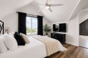 Room - Bold, Colorful Austin Retreat, Sleeps 9, Mins to Downtown, UT & Moody Center (Austin)