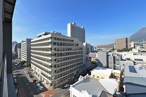 Ein mehrgeschossiges Gebäude im modernen Architekturstil, mit einem markanten Eingang an der Ecke und mehreren Balkonen.