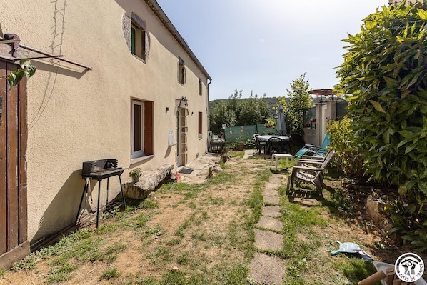 Outdoor dining - Vrbo Property (MENAT)