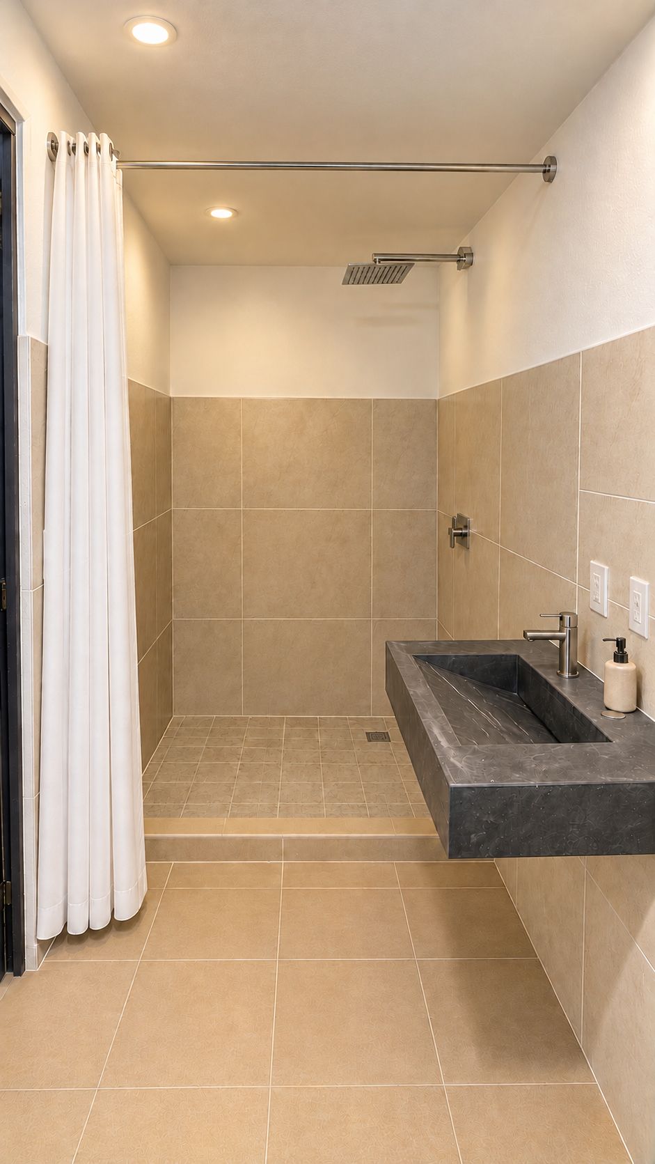 Un espacio de ducha moderno con lavamanos integrado, cabezal de ducha y cortina.