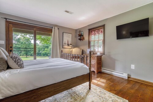 Cozy Queen Patio Room near Gettysburg Battlefield - Hot Tub & Sauna