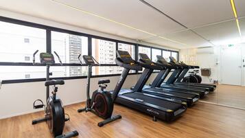 Ett gym med löpband, en crosstrainer och en motionscykel.