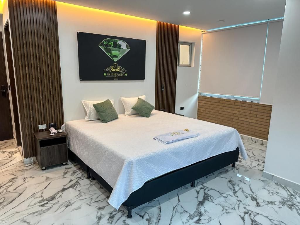 Quarto com cama, mesa de cabeceira, quadro na parede e janela.