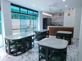 Decoração moderna com área de bar, assentos e vista através de amplas janelas.