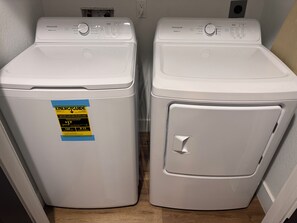Twee voorladers in een wasserij met een houten vloer.