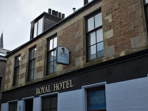 A building with a sign that reads 'ROYAL HOTEL'. - The Royal Hotel Stromness (Stromness)