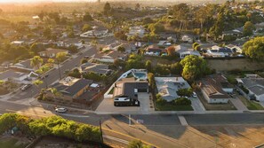 Zona residencial con casas, calles y cielo despejado.