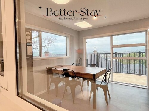 Stunning 5BR Seaview Home – Near Airport & City