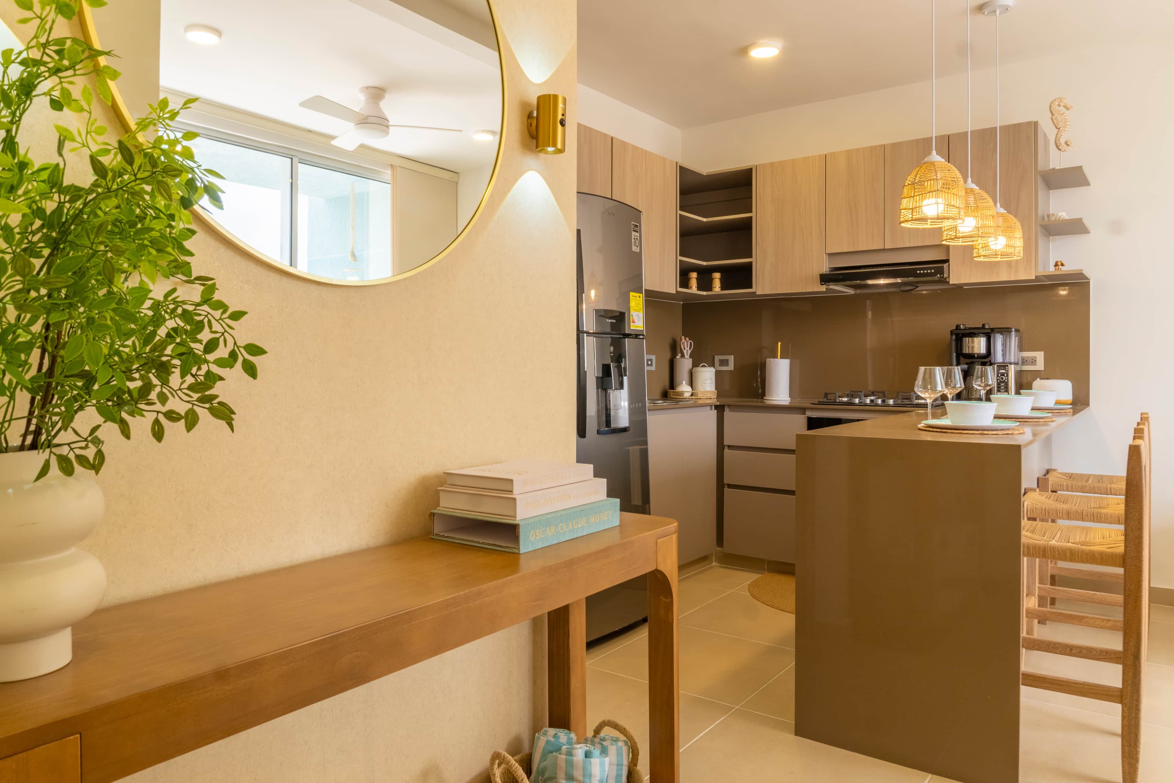 Une cuisine moderne dotée d’un îlot central, de meubles en bois et d’un four encastré.