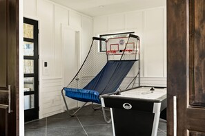 Games room - Luxe 3BR Lake Stay | BBQ | Firepit | Pickleball (Spicewood)