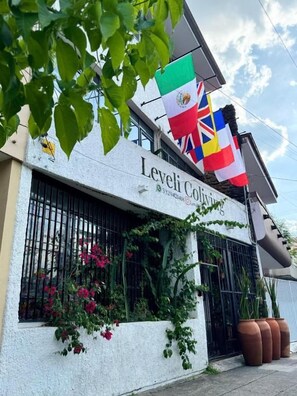 A building with the name 'Leveli Colony' and flags of Mexico, the UK, and the USA. - Leveli Coliving & Hostel Guadalajara (Guadalajara)