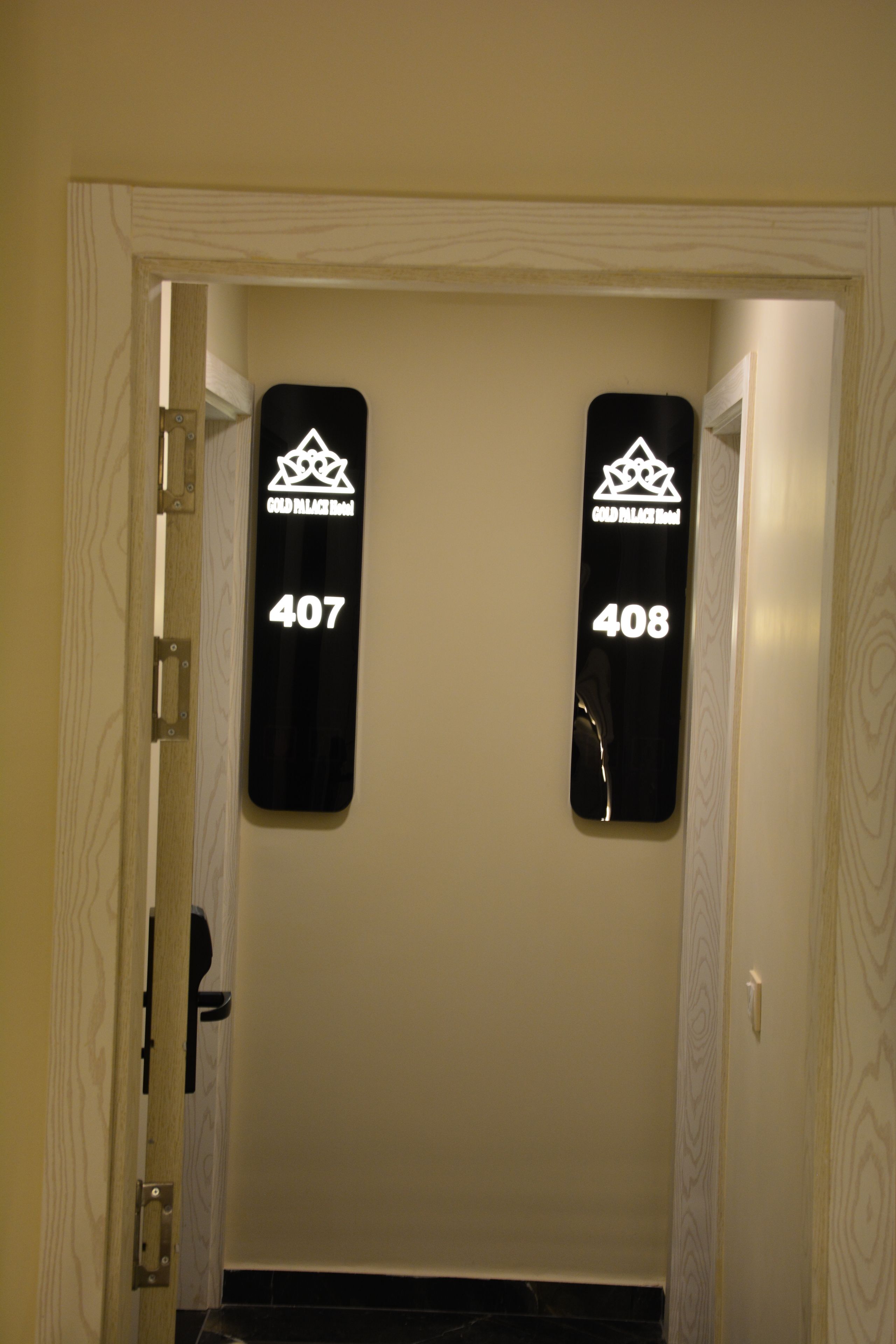 L'ingresso di un hotel con due porte etichettate '407' e '408' per Gold Palace Hotel.