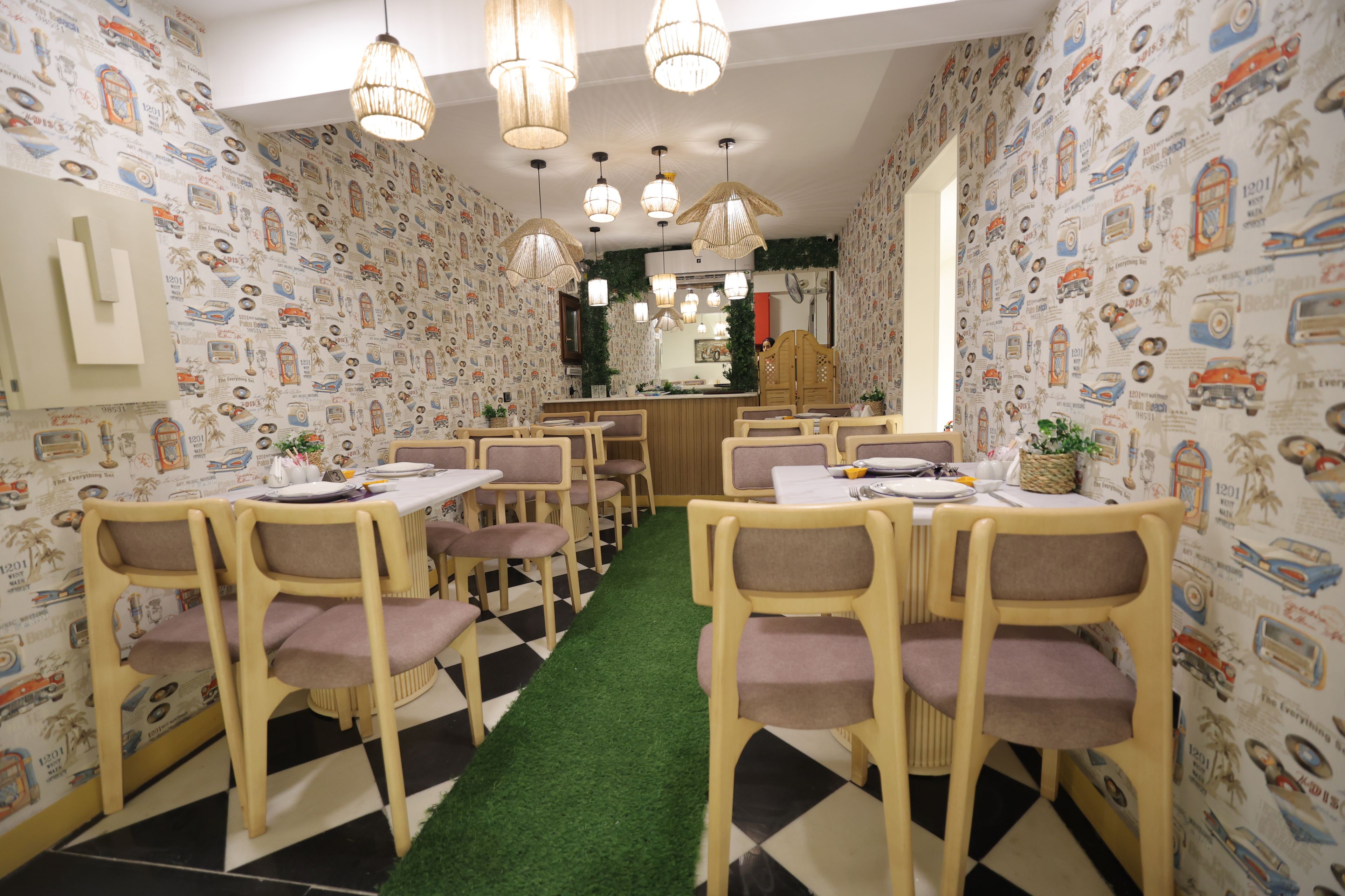 Un espace repas avec un sol à carreaux, des chaises en bois et un bar central.