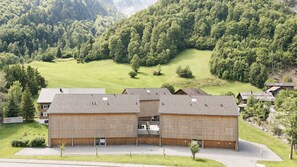 A modern building with a flat roof, large windows, and a central courtyard. - Gipfeltraum Mellau, Apartment with Balcony & Electric Car Charging Station (Mellau)